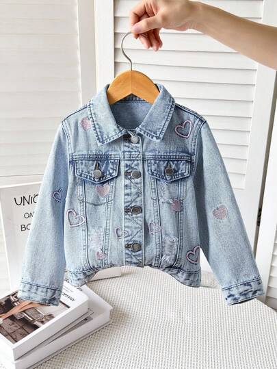 女童浅蓝色水洗粉色爱心刺绣牛仔夹克，休闲宽松春秋外套，舒适柔软面料，适合度假、休闲出游和户外穿着