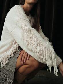 Nöista Suéter de gola redonda creme grosso com detalhes de franjas em loop na bainha, mangas e painéis frontais, silhueta de ombros caídos e caimento quadrado e relaxado com punhos e bainha canelados - uma peça aconchegante e marcante para o outono, perfeita sobre blusas, camisetas ou vestidos para trajes casuais de outono, looks boho para sair, trajes de festa, trajes para convidados de formatura ou eventos casuais elegantes.