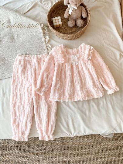 SHEIN Vintaside Kids 两件套女童优雅花卉蕾丝拼接浅粉色毛绒蝴蝶结休闲舒适睡衣套装，女童家居服套装，女童睡衣套装，女童毛绒两件套睡衣，女童毛绒睡衣套装，秋冬两件套女童套装，两件套女童可爱复古风两件套