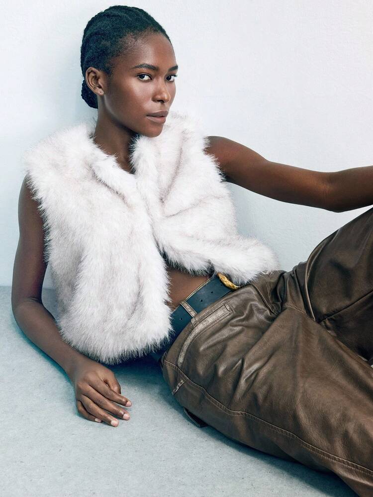 SHEIN Maija 2025 städtisch eleganter, flauschiger, weicher klassischer Kurzmantel für Frauen, geeignet für den Übergang in den Frühherbst, Fellweste, Kunstfellweste, weiße Fellweste, Felloberteil, Crop Fellweste, Crop Felloberteil, einfach und elegant für den Herbst für Frauen, Halloween, elegant, Goth, Old Money Stil, klassischer tragbarer Fellmantel, Business Lässig für Frauen, Neujahr