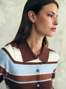 Nöista 这款纽扣开衫采用条纹领口、修身罗纹下摆和长袖设计，为女性冬季服装提供优雅迷人的叠穿单品；非常适合搭配衬衫、T恤或连衣裙，打造休闲时尚造型、精致外出、派对造型、毕业典礼宾客装扮以及精致的圣诞节或新年装束。 - 棕色 - 查看 4