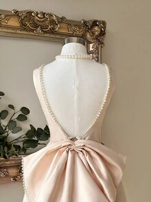 Lovelzi 优雅浪漫的香槟色缎面华丽仿珍珠织带夸张蝴蝶结 U 型背部晚间单身派对、舞会约会、生日鸡尾酒礼服、婚礼宾客礼服