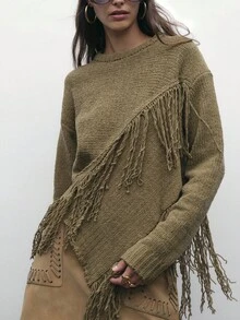 Nöista 这款针织毛衣采用斜向流苏细节和不对称下摆设计，为女性冬季提供大胆而舒适的选择；非常适合搭配牛仔裤或裙子，打造别致的季节造型、节日圣诞造型和现代新年装扮。 - 軍綠色 - 查看 2