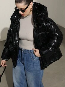 Aveloria Modichic 黑色亮面连帽羽绒服，柔软质感面料，宽松版型，带大侧袋 - 黑色 - 查看 3