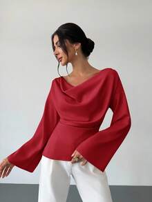 Firerie Áo sơ mi nữ cổ thuyền tay loe cạp chun màu mơ, phong cách tối giản thanh lịch, chất liệu satin cổ bẻ bất đối xứng, tay chuông, trang phục công sở sang trọng - Màu Đỏ Sâu - Xem 5