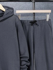 SHEIN 两件套青少年男童休闲百搭舒适连帽纯色刺绣卫衣裤套装，适合派对、上学、郊游、秋冬季穿着。青少年男童套装，包含连帽衫和裤子。两件套青少年男童连帽衫和运动裤，男童青少年运动套装，青少年连帽衫套装，冬季套装，冬季服装，秋季服装，秋季服装，所有儿童服装 - 深灰色 - 查看 4