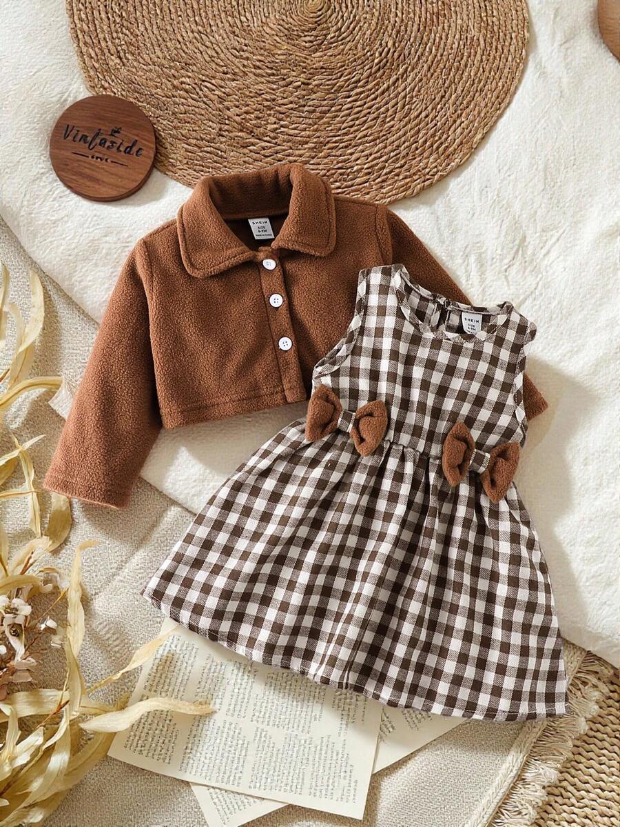 Vintaside Kids Conjunto de 2 piezas para bebé niña: Chaqueta de manga larga de unicolor y vestido sin mangas con decoración de moño y estampado a cuadros - Marrón - Ver 1