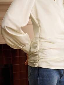 SHEIN Clasi Blusa Elegante e Romântica de Cor Sólida com Desenho Plissado na Cintura e Botão Decorativo, Adequada para Uso Diário, Encontros, Festas, Chá da Tarde, Volta às Aulas, Ação de Graças, Halloween, Natal e Ano Novo - Bege - Visão 7