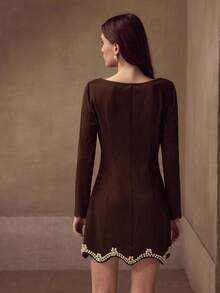 MOTF PREMIUM BRAUNES MINIMALISTISCHES KLEID MIT RUNDEM AUSSCHNITT, RÜSCHENSAUM UND DEKOR AUS KÜNSTLICHEN PERLEN & STRASS