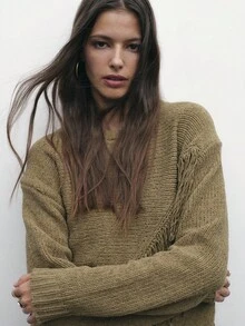 Nöista 这款针织毛衣采用斜向流苏细节和不对称下摆设计，为女性冬季提供大胆而舒适的选择；非常适合搭配牛仔裤或裙子，打造别致的季节造型、节日圣诞造型和现代新年装扮。 - 軍綠色 - 查看 5