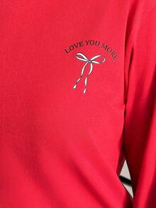 Set pigiama da donna Cottonline con t-shirt a maniche lunghe con scollo tondo, dettagli a fiocco anteriori e posteriori, stampa a contrasto, e pantaloni lunghi tinta unita con fiocco in vita