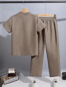 SHEIN Bộ 2 áo sơ mi tay ngắn cổ chữ V màu trơn rộng rãi cho bé trai tuổi teen và quần cạp chun, thích hợp mặc khi đi làm, đi học, mặc thường ngày, thể thao, xuân/hè - màu nâu - Xem 2