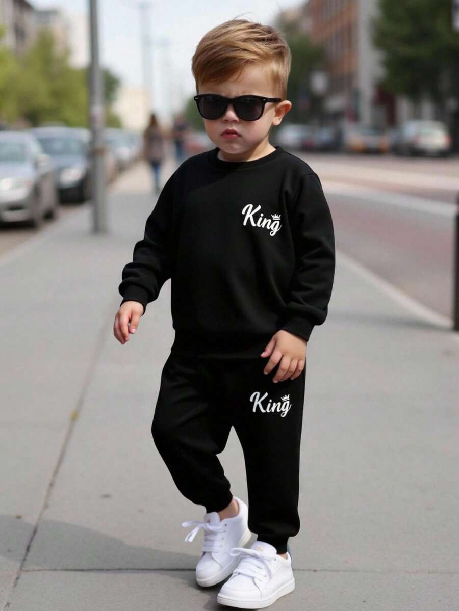SHEIN Bộ áo thun dài tay cổ tròn in chữ và quần nỉ dệt kim in chữ thời trang xuân/thu/đông cho trẻ em từ 4-7 tuổi, thích hợp mặc hàng ngày, chơi thể thao, đi nghỉ, tiệc tùng, ngày lễ, đi chơi thường ngày, trang phục cơ bản cần thiết - màu đen - Xem 1