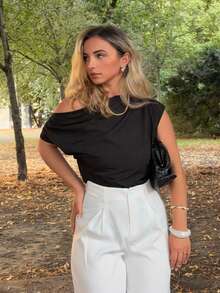Jeta Ari Blusa de viaje elegante de mujer con volantes en los hombros y color liso - Negro - Ver 3