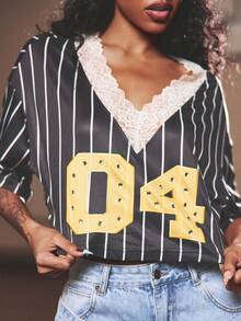 SUMWON WOMEN Top corto de béisbol con rayas de jersey universitario, adornado con encaje, números de strass y estilo estético Y2K. Prenda de moda de béisbol para usar en festivales de verano - Negro - Ver 2