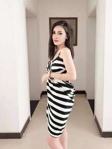 SHEIN 1 pièce Serviette de bain sexy avec bretelles réglables, peut être portée. Serviette de bain absorbante et séchage rapide. Longue robe de chambre de douche. Serviette-robe pour femme. Retour à l'école