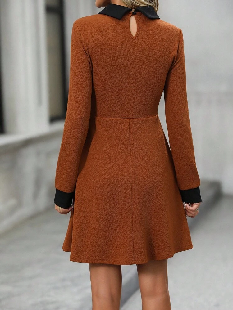 Vestido mini elegante de mujer con bloques de color y patchwork para uso diario