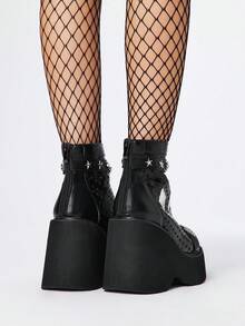 ROMWE Grunge Punk Giày bốt nữ cổ thấp thoải mái, kiểu dáng thường ngày, dự tiệc, chất liệu da PU khoét rỗng họa tiết ngôi sao kim loại, khóa cài đôi phía sau, khóa kéo, màu đen, phong cách punk, đế dày, gót chunky, thích hợp cho Halloween. - màu đen - Xem 5