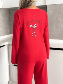 Set pigiama da donna Cottonline con t-shirt a maniche lunghe con scollo tondo, dettagli a fiocco anteriori e posteriori, stampa a contrasto, e pantaloni lunghi tinta unita con fiocco in vita