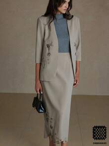 Aveloria Rosie Zarter floraler Stickerei Ausschnitt Strickjacke kombiniert mit minimalistischem besticktem Maxirock 2-teiliges Set für Frauen - Grau - Übersicht 1