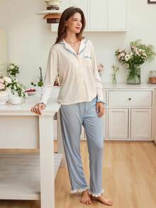 Snug Reverie 撞色蕾丝边纽扣前襟白色上衣和裤子休闲套装，秋季服装 - 白色 - 查看 4