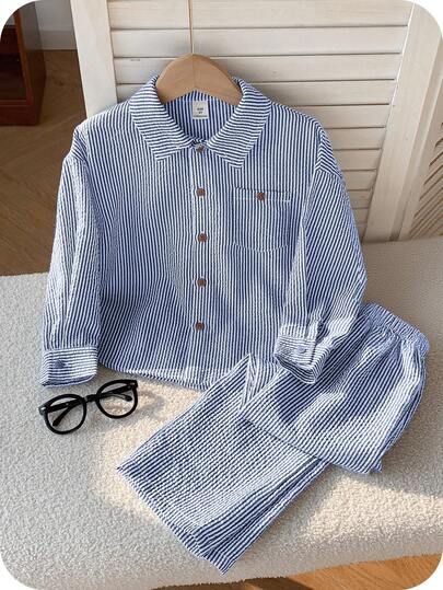 SHEIN 两件套男童休闲运动衬衫和裤子，宽松版型，纹理条纹，翻领设计，适合儿童服装、男童服装、返校套装、生日派对、晚会、演出、婚礼、洗礼和毕业典礼。适合日常穿着、上学、旅行、运动以及春夏季节穿着。