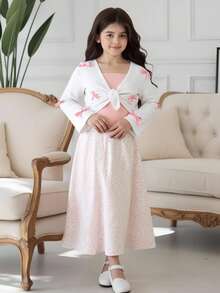 SHEIN Tween-Mädchen 3-teiliges Freizeit-Outfit-Set, bestehend aus einem Unterhemd mit Schmetterlings-Akzent, einem Midirock mit Blümchenmuster und einer weißen Jacke mit Schleifendekor, elegant und bequem, geeignet für Frühling/Sommer, passend für Mutter und Tochter
