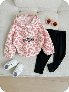 SHEIN 2 pièces Tenue mignonne d'automne/hiver pour bébé fille, Sweat-shirt à capuche doublé thermique rose léopard avec imprimé lettres et ensemble de leggings tricotés. Sweat-shirt à capuche léopard pour bébé, tenue léopard pour bébé, tenue léopard rose pour bébé, vêtements bébé fille imprimé léopard - Rose bonbon - Voir 5