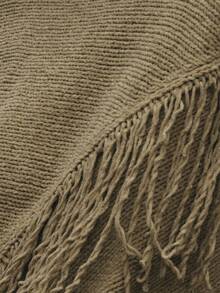 Nöista 这款针织毛衣采用斜向流苏细节和不对称下摆设计，为女性冬季提供大胆而舒适的选择；非常适合搭配牛仔裤或裙子，打造别致的季节造型、节日圣诞造型和现代新年装扮。 - 軍綠色 - 查看 7