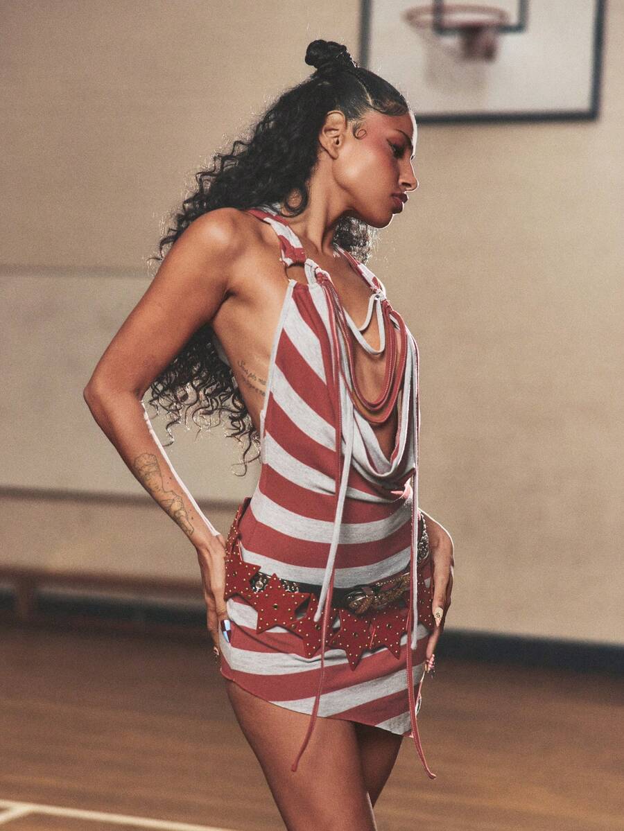 SUMWON WOMEN 条纹针织连帽迷你连衣裙，垂坠领口，不对称下摆，抽绳兜帽，节日派对俱乐部服装，现代时尚前卫设计 - 彩色 - 查看 1