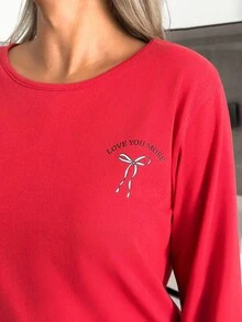 Set pigiama da donna Cottonline con t-shirt a maniche lunghe con scollo tondo, dettagli a fiocco anteriori e posteriori, stampa a contrasto, e pantaloni lunghi tinta unita con fiocco in vita