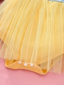 SHEIN Vestido azul para bebé niña con estampado de corazón lindo en las mangas, cuello de Peter Pan blanco, dobladillo de malla amarilla esponjosa, para uso diario