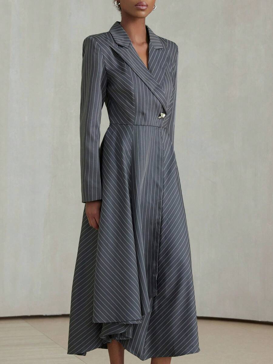 Aveloria Modichic 高级通勤优雅经典条纹不对称金属扣圆领不对称下摆腰部合身女式长袖西装外套 - 深灰色 - 查看 1