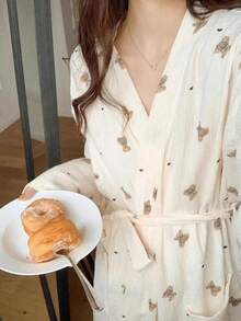 SHEIN Áo choàng/kimono in hình gấu bông, màu trơn nhẹ, kiểu dáng tối giản châu Âu, tay dài, cổ chữ V, có túi, đồ ngủ mặc nhà thoải mái cho nữ, áo choàng tắm, trang trí nhà cửa mùa xuân thu hè, đám cưới, trở lại trường học. - Màu be - Xem 6