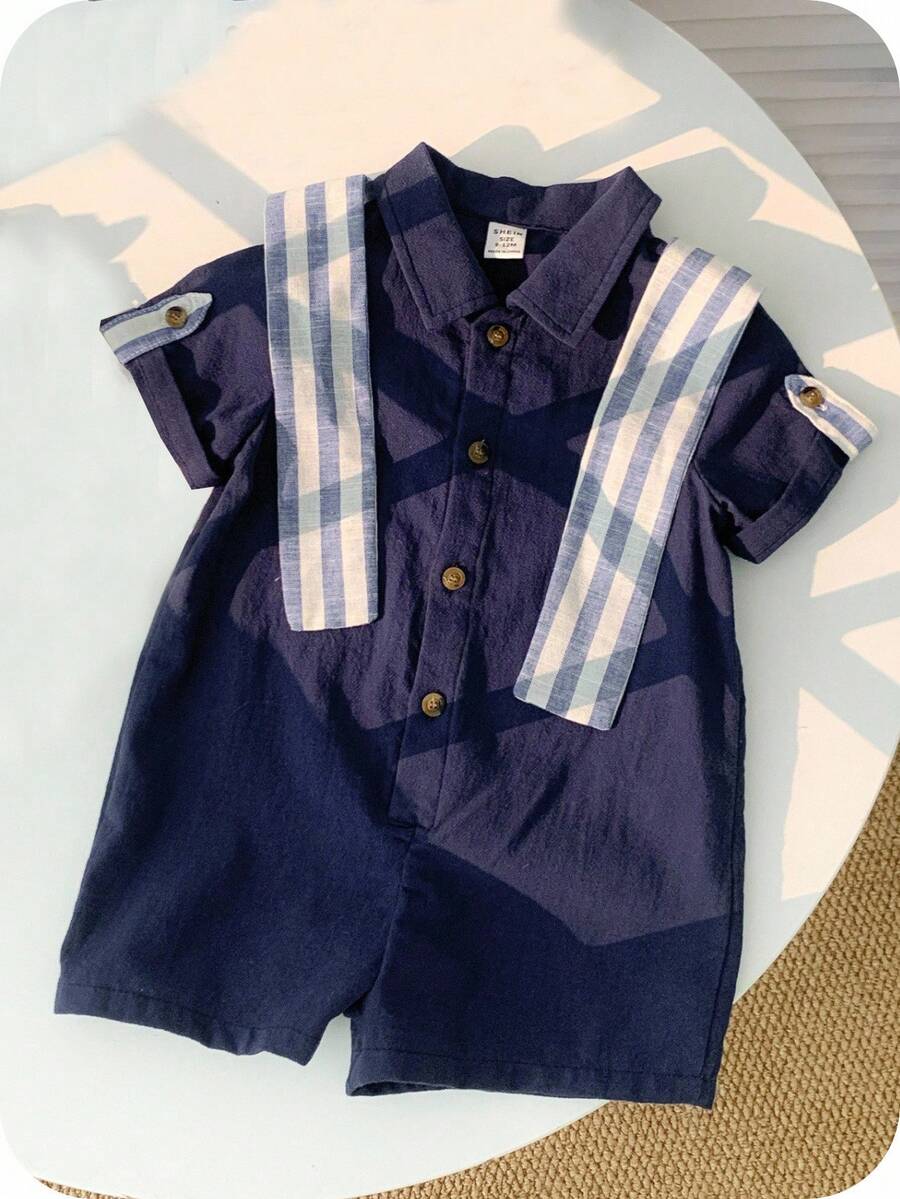 SHEIN Tenue décontractée de style universitaire pour tout-petits, chemise à manches courtes de couleur unie, barboteuse à col châle rayé. Convient pour le printemps et l'été, pour porter à l'intérieur et à l'extérieur - Bleu marine - Voir 1