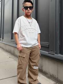 SHEIN 2 件套青少年男孩 3D 字母压花图案圆领短袖 T 恤，撞色缝线工装口袋裤，春夏季休闲运动装，适合户外、学校、派对等多种场合