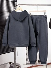 SHEIN 两件套青少年男童休闲百搭舒适连帽纯色刺绣卫衣裤套装，适合派对、上学、郊游、秋冬季穿着。青少年男童套装，包含连帽衫和裤子。两件套青少年男童连帽衫和运动裤，男童青少年运动套装，青少年连帽衫套装，冬季套装，冬季服装，秋季服装，秋季服装，所有儿童服装 - 深灰色 - 查看 2