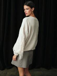 Nöista Suéter de gola redonda creme grosso com detalhes de franjas em loop na bainha, mangas e painéis frontais, silhueta de ombros caídos e caimento quadrado e relaxado com punhos e bainha canelados - uma peça aconchegante e marcante para o outono, perfeita sobre blusas, camisetas ou vestidos para trajes casuais de outono, looks boho para sair, trajes de festa, trajes para convidados de formatura ou eventos casuais elegantes.