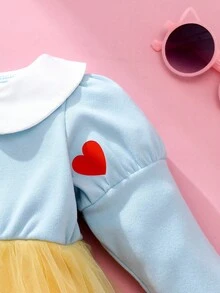 SHEIN Vestido azul para bebé niña con estampado de corazón lindo en las mangas, cuello de Peter Pan blanco, dobladillo de malla amarilla esponjosa, para uso diario