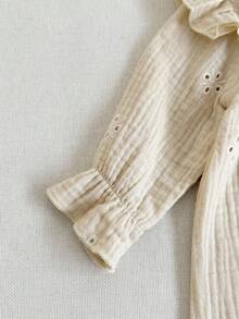 SHEIN 女婴提花褶皱面料圆领前按扣荷叶边饰边弹力袖口长袖连体衣，配帽子和蝴蝶结头带，秋冬 - 杏色 - 查看 6