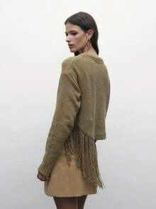 Nöista 这款针织毛衣采用斜向流苏细节和不对称下摆设计，为女性冬季提供大胆而舒适的选择；非常适合搭配牛仔裤或裙子，打造别致的季节造型、节日圣诞造型和现代新年装扮。 - 軍綠色 - 查看 3