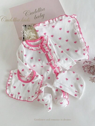 4 件套新生儿服装，柔软舒适的白色纹理面料，可爱的粉色心形印花，荷叶边饰边，长袖连体衣，围兜，帽子，襁褓毯，春夏秋冬