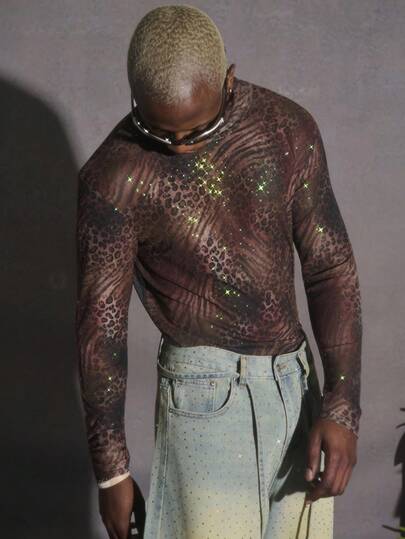 PAVTROS Camiseta masculina Manfinity Streetrush com gola alta, estampa de leopardo em tela digital e detalhes em lantejoulas. Ideal para uso casual e streetwear, perfeita para o Halloween. Blusa transparente com estampa de leopardo, estilo streetwear para o Halloween, ideal para o outono e inverno. Ótima opção para presentear namorados. Blusa transparente com estampa de leopardo, perfeita para o Natal.