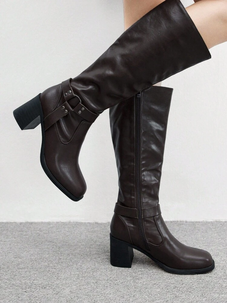 CUCCOO BIZCHIC 女性用ファッションブラウンニーハイブーツ、スクエアトゥ チャンキーヒール デザイン、濃いチョコレート色、サイドジッパー マルチストラップデザイン、スカート、ジーンズ、コートなどに合わせやすい、秋冬、ファッションショー、通勤に適したスタイリッシュな女性用ロングブーツ