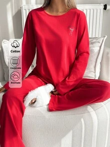 Set pigiama da donna Cottonline con t-shirt a maniche lunghe con scollo tondo, dettagli a fiocco anteriori e posteriori, stampa a contrasto, e pantaloni lunghi tinta unita con fiocco in vita