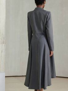 Aveloria Modichic 高级通勤优雅经典条纹不对称金属扣圆领不对称下摆腰部合身女式长袖西装外套 - 深灰色 - 查看 6