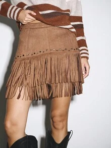 Nöista 棕色麂皮流苏半身裙，饰有铆钉细节，呈现出西部风情和柔和的波西米亚风格，可搭配现代冬季服装、休闲季节装扮、圣诞聚会或轻松的新年造型。 - 棕色 - 查看 4