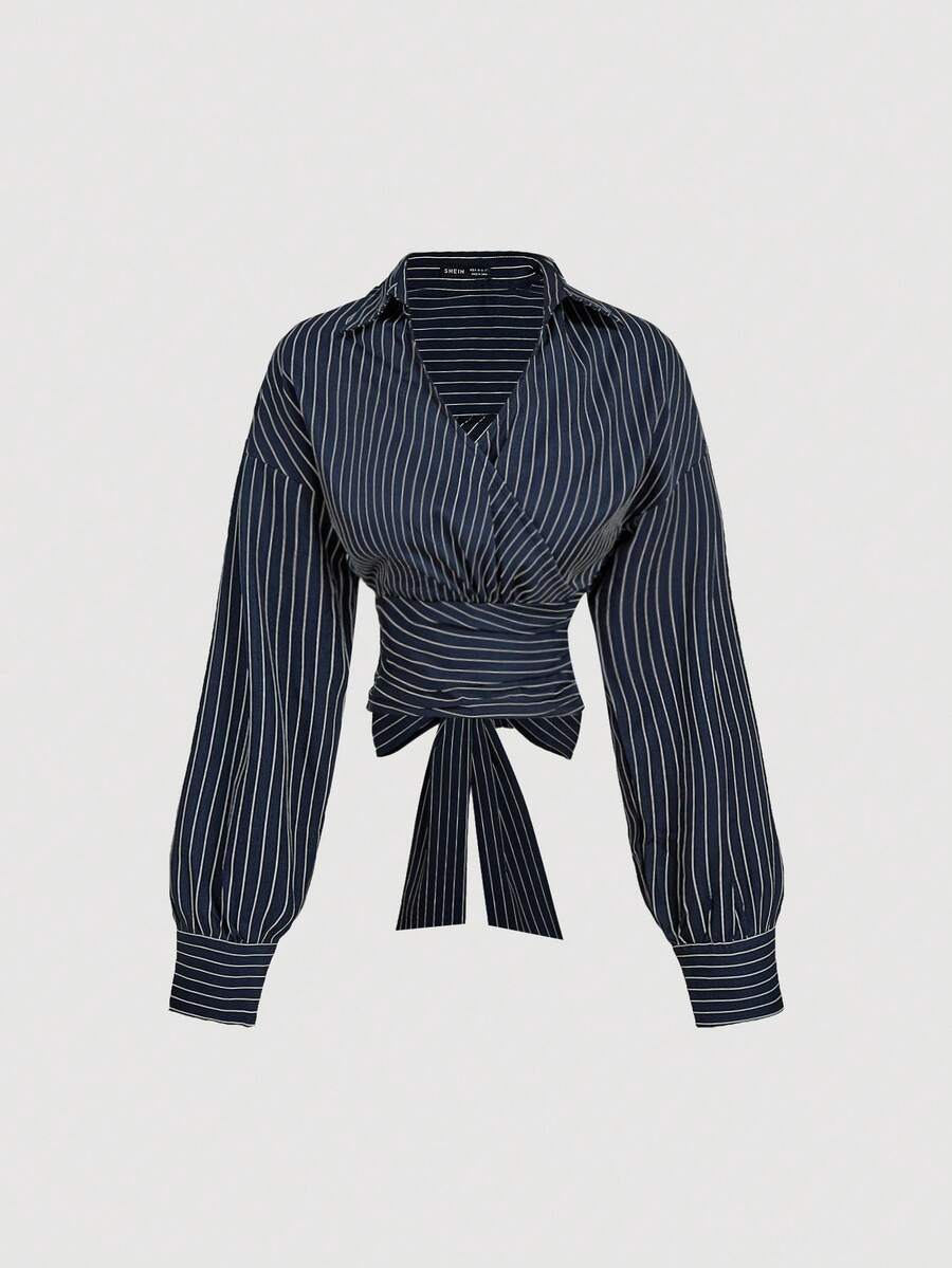 SHEIN MOD قميص أبيض وأزرق مخطط طويل الأكمام غير متماثل مع تصميم متقاطع وربطة عنق خلفية، ملابس كاوبوي للنساء