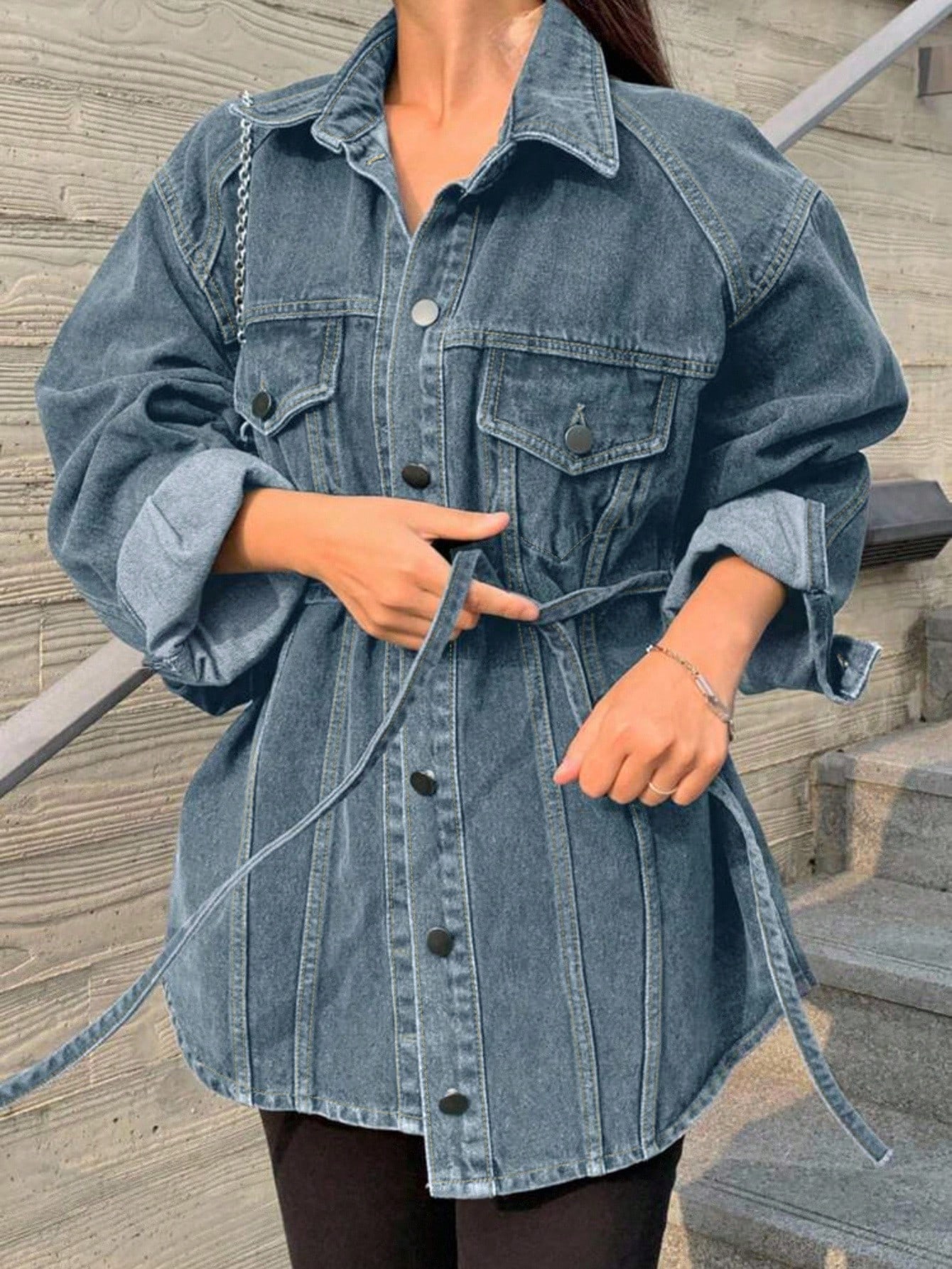 جاكيت جينز نسائي مغسول مشوه مربوط بشكل فضفاض وممزق...