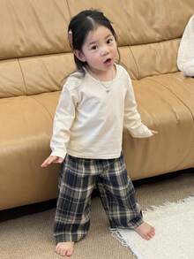 DAZY Pijamale confortabile pentru fete mici, set 2 buc., tricou casual cu guler rotund și pantaloni lejeri în carouri - alb - Vizualizare 4